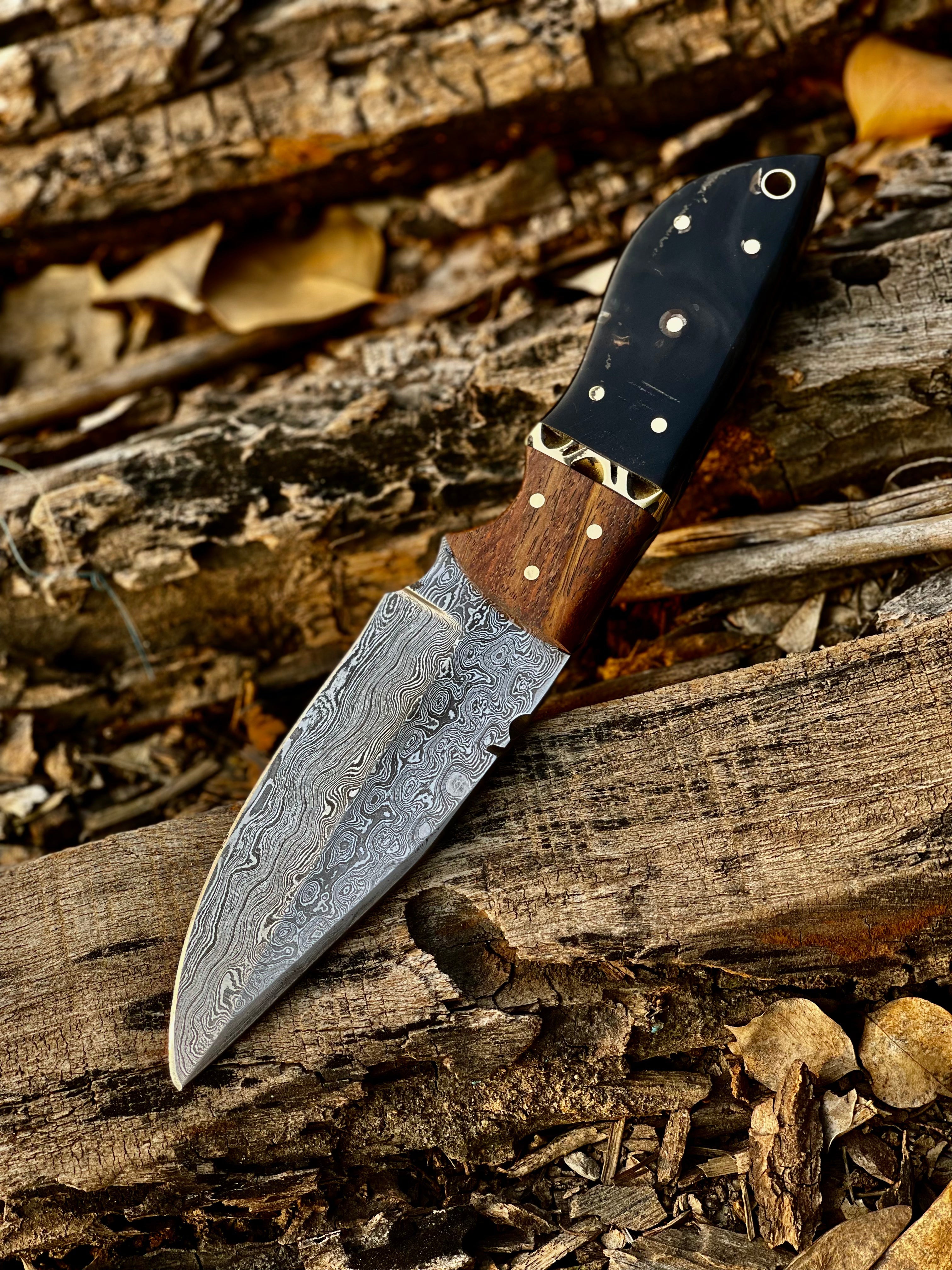Handmade 8" Damascus Skinning Knife with Buffalo Horn & Rosewood Handle – Leather Sheath